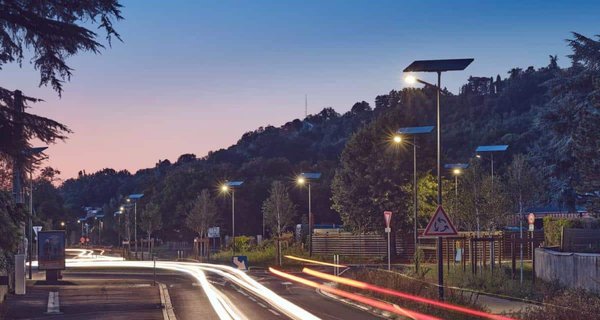 Les avantages d'un poteau d'éclairage solaire pour un rond-point